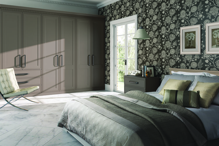 WHAT ARE THE BEST COLOURS FOR FITTED BEDROOMS? 4 StoneGreybedroomwithTullymorestyledoorsC2A0